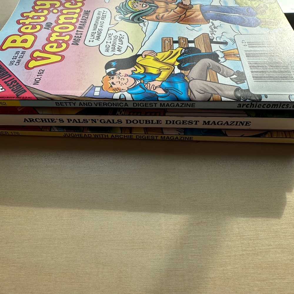 Archie Comics Digest Collection - Colorful Covers - Picture 2 of 9